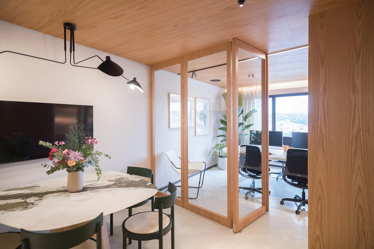 Meeting room with slim aluminium framed glass