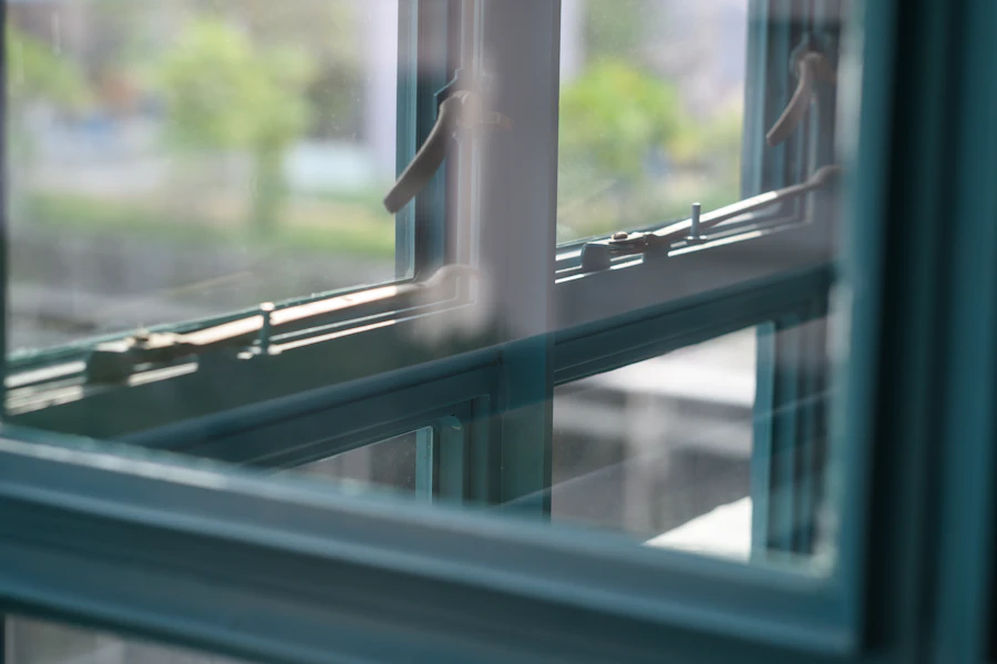 Frameless glass panel detail